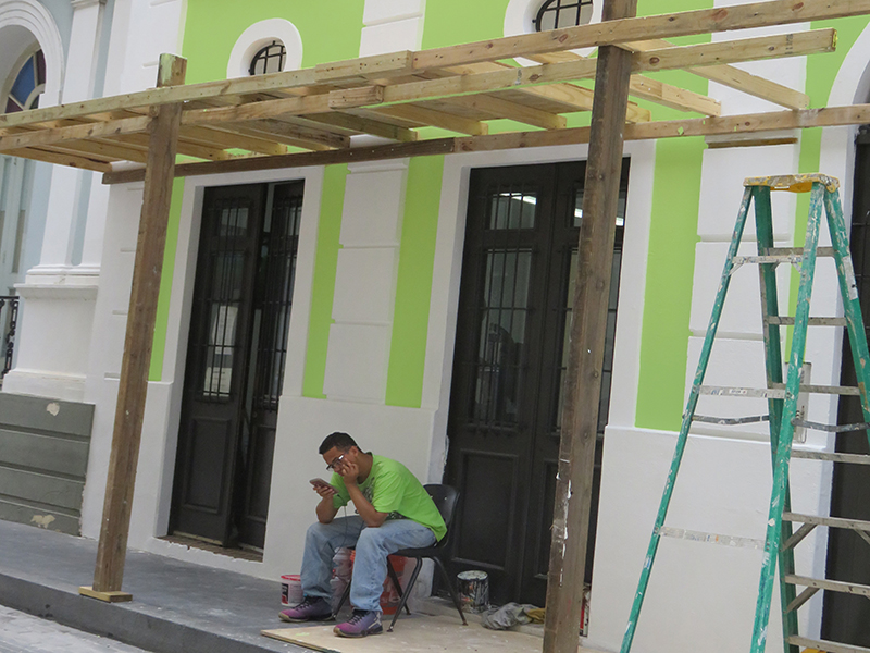 A worker on a break in San Juan